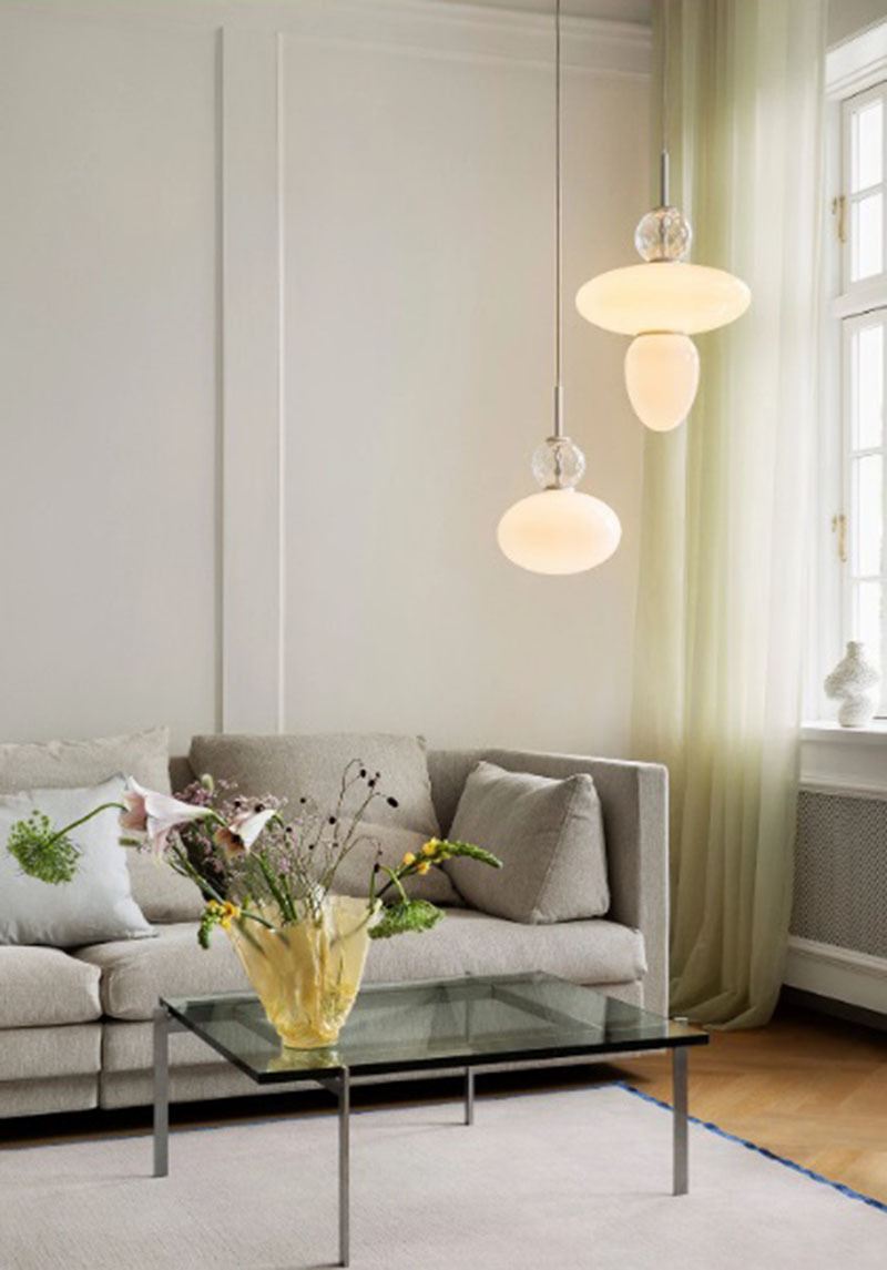 Suspension Rizzatto 43 base en métal avec abat-jour en verre Opal blanc au design contemporain par Paolo Rizzatto x Nuura Suspension Rizzatto 43 base en métal avec abat-jour en verre Opal blanc au design contemporain par Paolo Rizzatto x Nuura