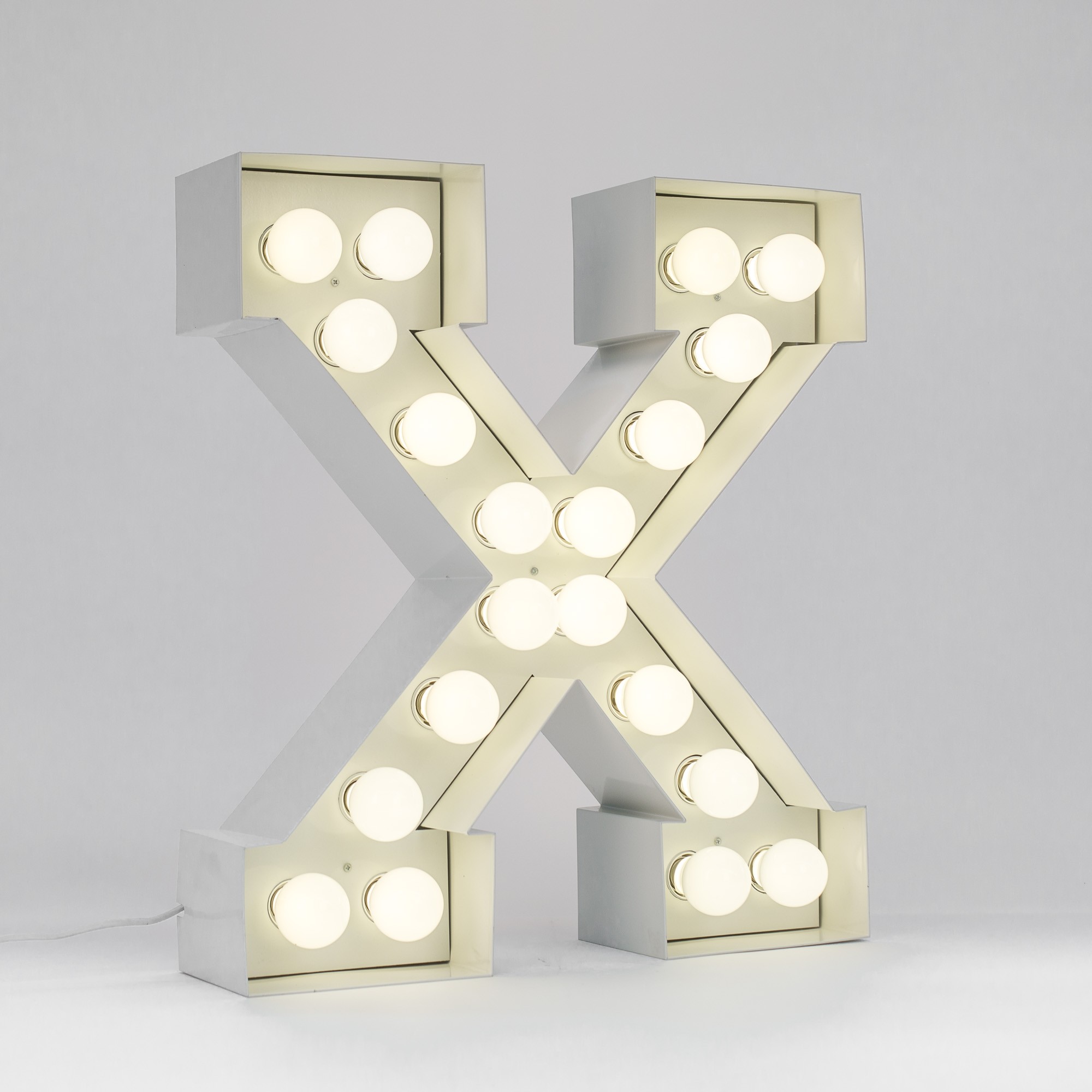Lampe de sol Vegaz en métal avec des ampoules à Led au style industriel par Seletti Lampe de sol Vegaz en métal avec des ampoules à Led au style industriel par Seletti
