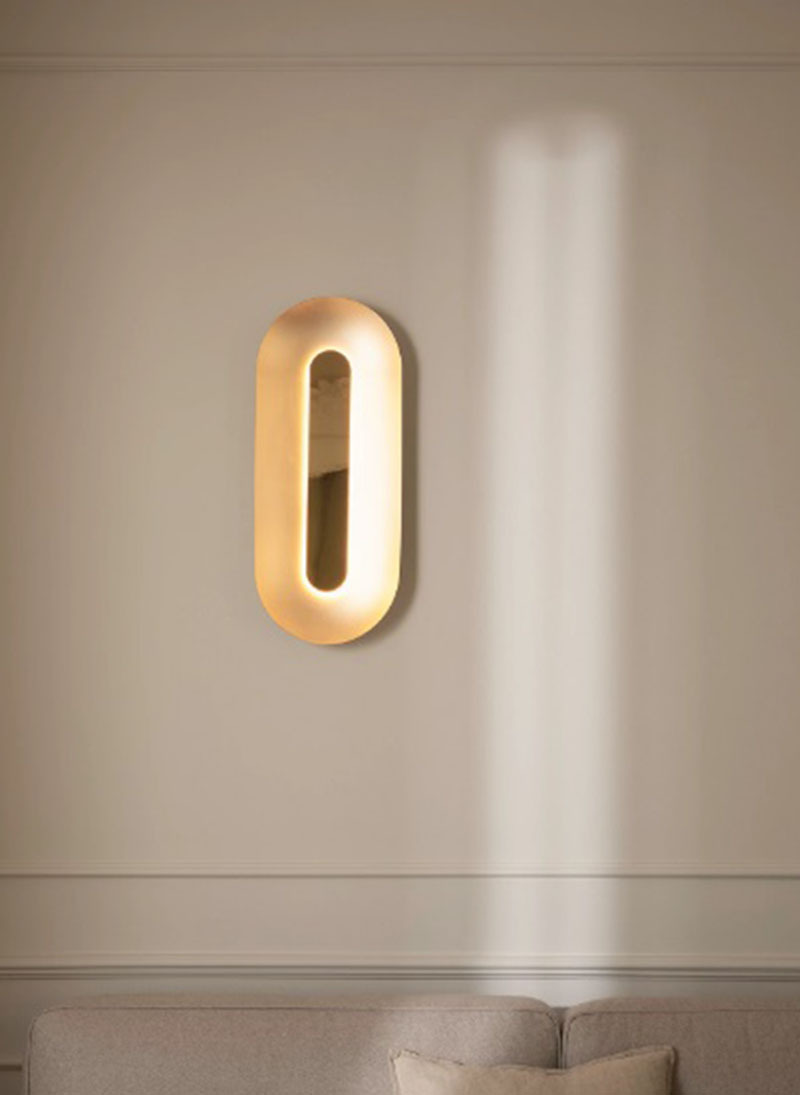 Applique Sasi base en métal ovale au design contemporain par Rick Tegelaar x Nuura Applique Sasi base en métal ovale au design contemporain par Rick Tegelaar x Nuura