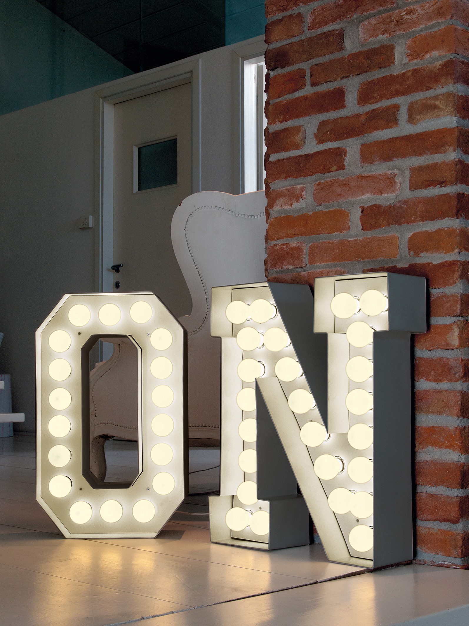 Lampe de sol Vegaz en métal avec des ampoules à Led au style industriel par Seletti Lampe de sol Vegaz en métal avec des ampoules à Led au style industriel par Seletti