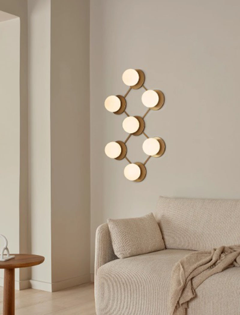 Applique Liila base en métal nordique avec abat-jour en verre soufflé Opal blanc au design contemporain par Sofie Refer x Nuura Applique Liila base en métal nordique avec abat-jour en verre soufflé Opal blanc au design contemporain par Sofie Refer x Nuura