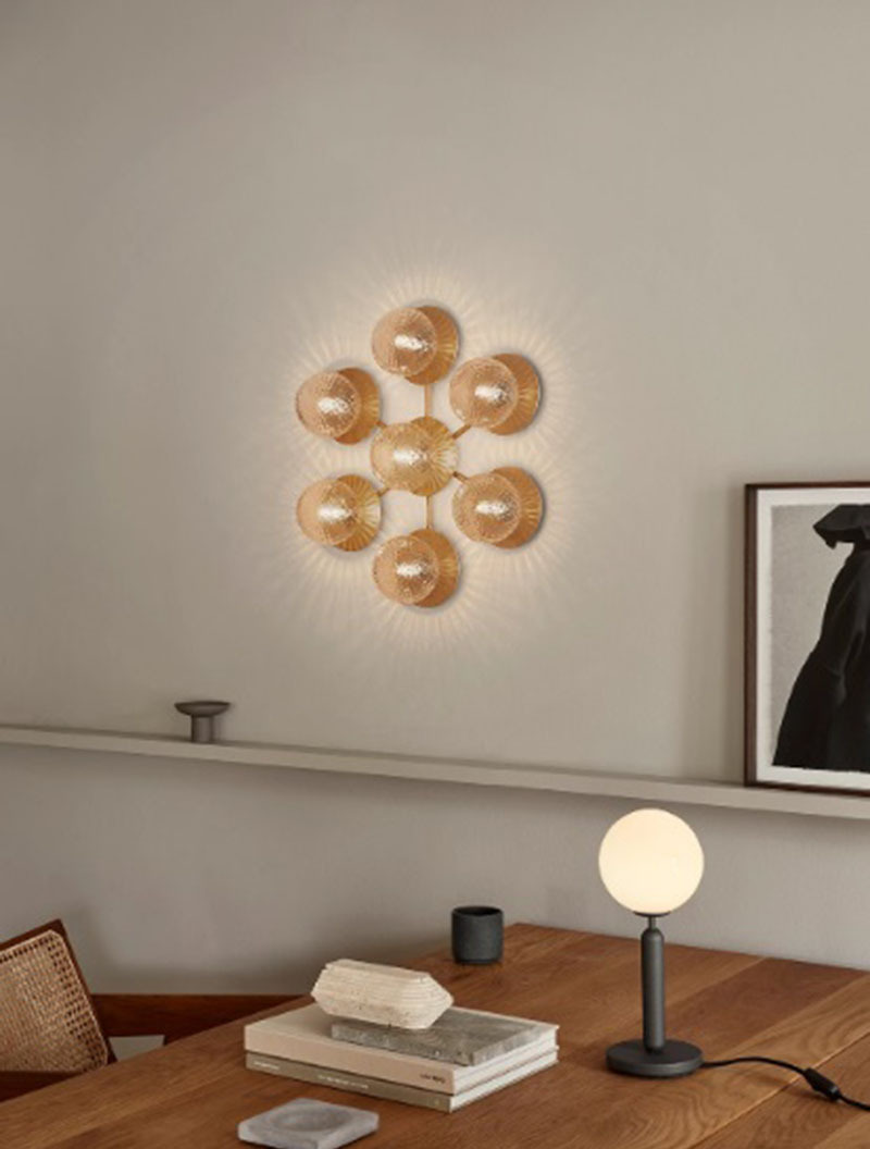 Applique Liila Star base en métal avec abat-jour en verre soufflé Optic clear au design contemporain par Sofie Refer x Nuura Applique Liila Star base en métal avec abat-jour en verre soufflé Optic clear au design contemporain par Sofie Refer x Nuura
