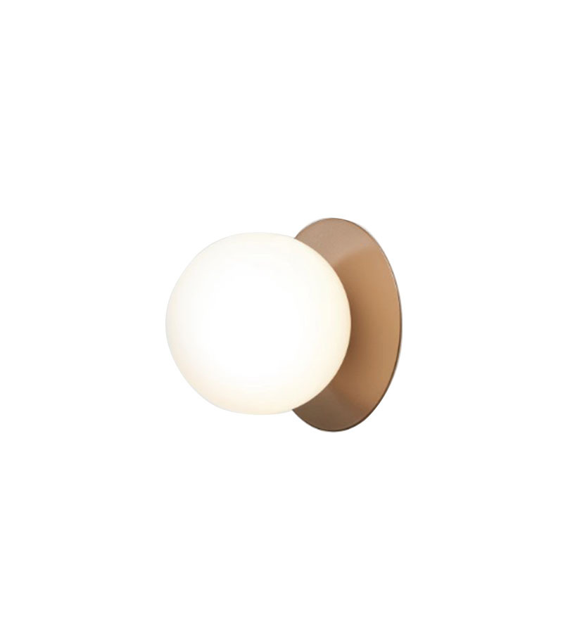 Applique Liila 1 base en métal nordique en verre soufflé Opal blanc au design contemporain par Sofie Refer x Nuura Applique Liila 1 base en métal nordique en verre soufflé Opal blanc au design contemporain par Sofie Refer x Nuura