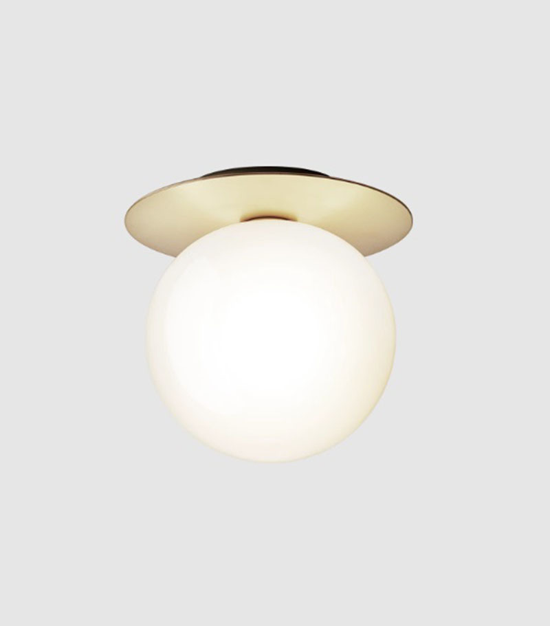 Applique Liila 1 base en métal nordique en verre soufflé Opal blanc au design contemporain par Sofie Refer x Nuura Applique Liila 1 base en métal nordique en verre soufflé Opal blanc au design contemporain par Sofie Refer x Nuura