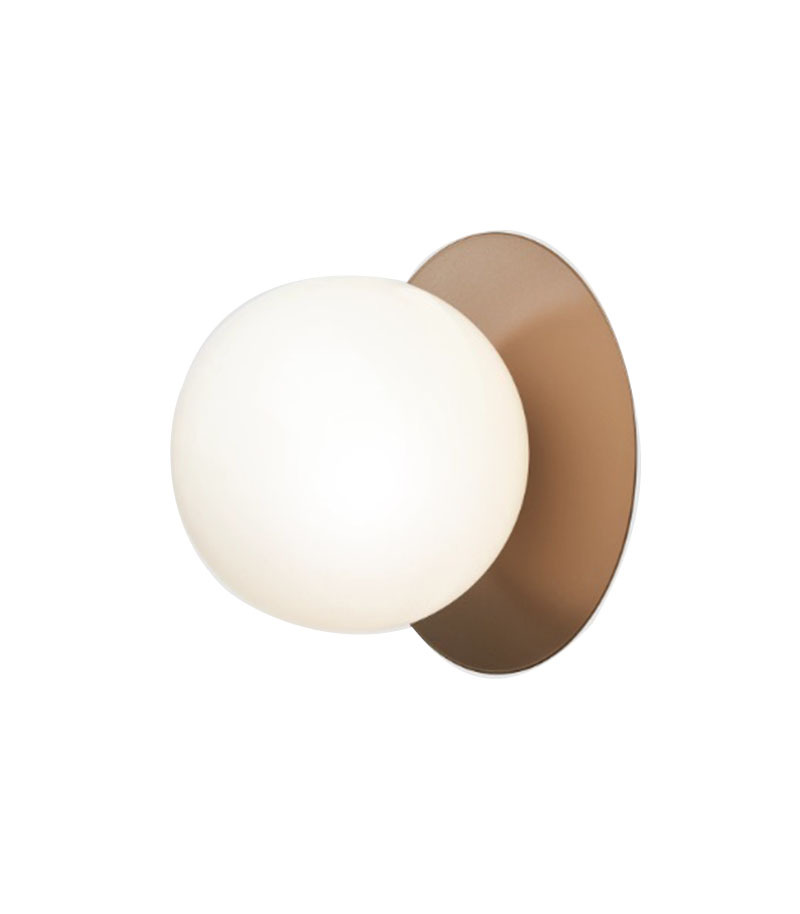 Applique Liila 1 base en métal nordique en verre soufflé Opal blanc au design contemporain par Sofie Refer x Nuura Applique Liila 1 base en métal nordique en verre soufflé Opal blanc au design contemporain par Sofie Refer x Nuura