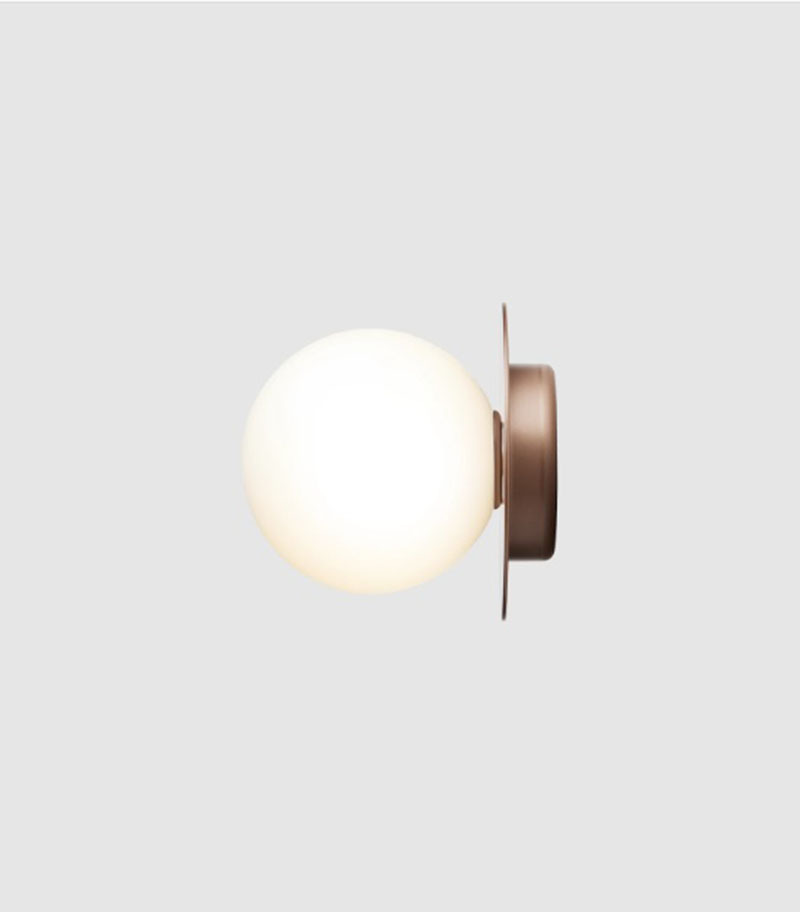 Applique Liila 1 base en métal nordique en verre soufflé Opal blanc au design contemporain par Sofie Refer x Nuura Applique Liila 1 base en métal nordique en verre soufflé Opal blanc au design contemporain par Sofie Refer x Nuura