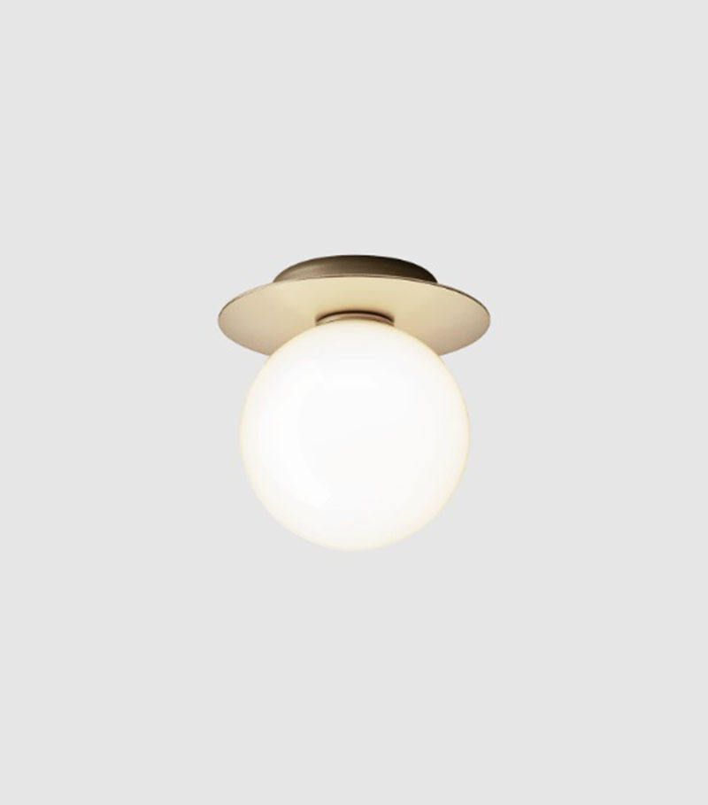 Applique Liila 1 base en métal nordique en verre soufflé Opal blanc au design contemporain par Sofie Refer x Nuura Applique Liila 1 base en métal nordique en verre soufflé Opal blanc au design contemporain par Sofie Refer x Nuura