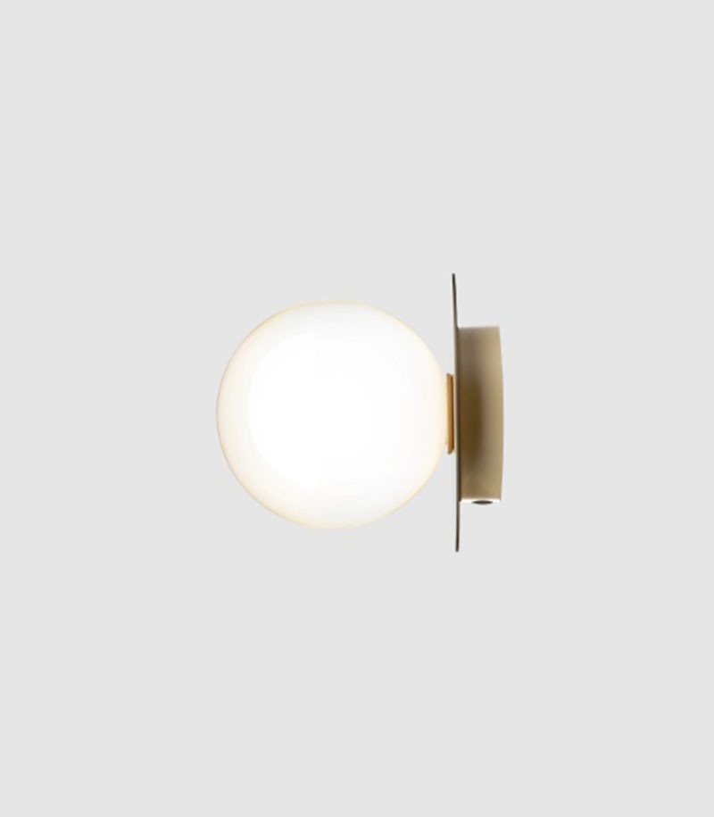 Applique Liila 1 base en métal nordique en verre soufflé Opal blanc au design contemporain par Sofie Refer x Nuura Applique Liila 1 base en métal nordique en verre soufflé Opal blanc au design contemporain par Sofie Refer x Nuura