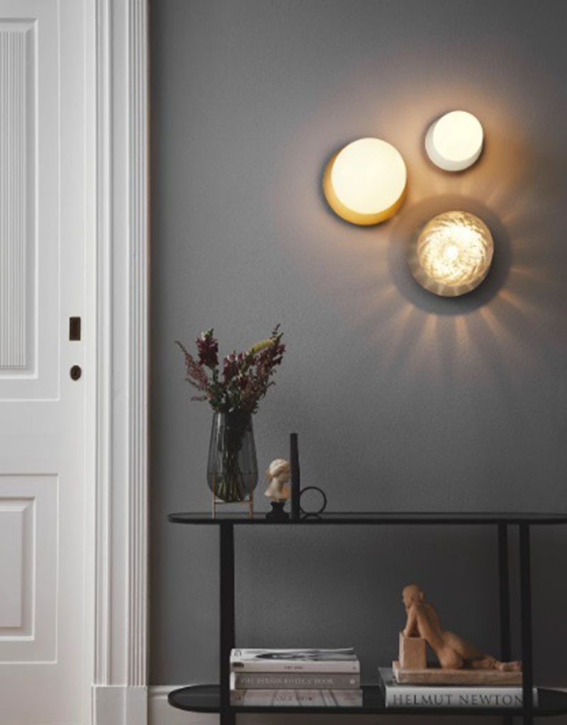 Applique Liila 1 base en métal nordique en verre soufflé Opal blanc au design contemporain par Sofie Refer x Nuura Applique Liila 1 base en métal nordique en verre soufflé Opal blanc au design contemporain par Sofie Refer x Nuura