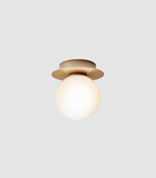 Applique Liila 1 base en métal nordique en verre soufflé Opal blanc au design contemporain par Sofie Refer x Nuura Applique Liila 1 base en métal nordique en verre soufflé Opal blanc au design contemporain par Sofie Refer x Nuura