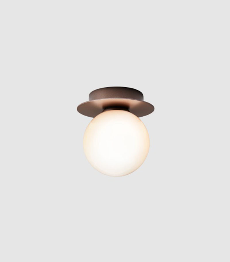 Applique Liila 1 base en métal nordique en verre soufflé Opal blanc au design contemporain par Sofie Refer x Nuura Applique Liila 1 base en métal nordique en verre soufflé Opal blanc au design contemporain par Sofie Refer x Nuura