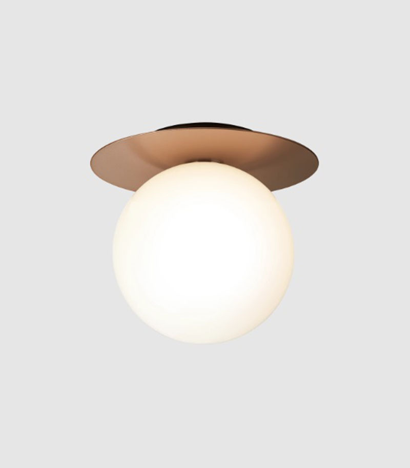 Applique Liila 1 base en métal nordique en verre soufflé Opal blanc au design contemporain par Sofie Refer x Nuura Applique Liila 1 base en métal nordique en verre soufflé Opal blanc au design contemporain par Sofie Refer x Nuura