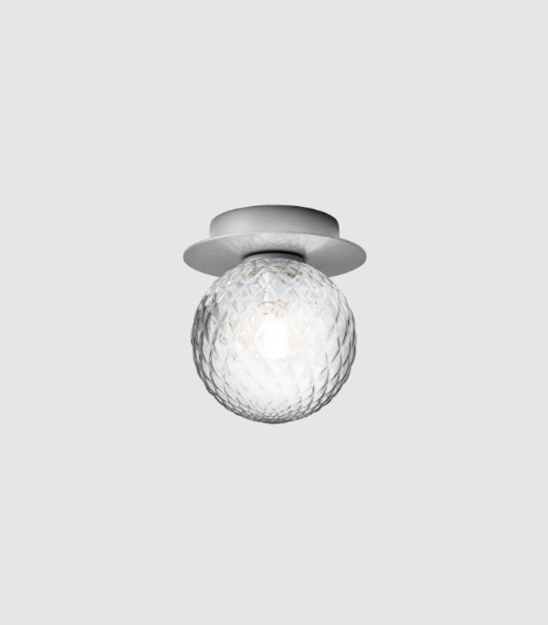 Applique Liila 1 base en métal nordique en verre soufflé Optic Clear au design contemporain par Sofie Refer x Nuura Applique Liila 1 base en métal nordique en verre soufflé Optic Clear au design contemporain par Sofie Refer x Nuura