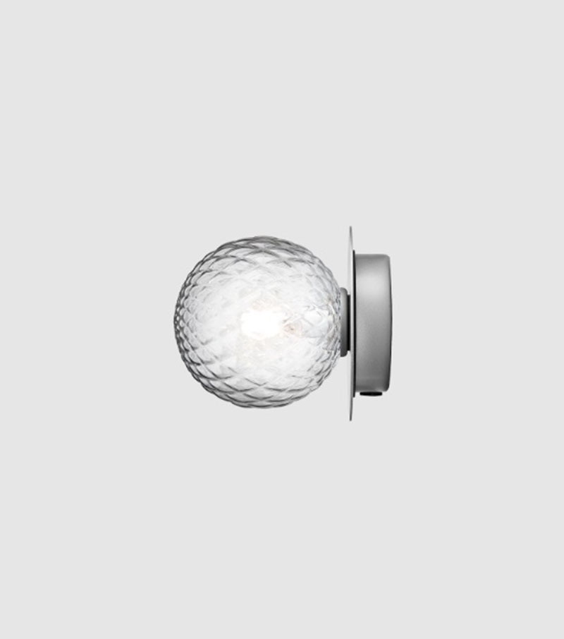 Applique Liila 1 base en métal nordique en verre soufflé Optic Clear au design contemporain par Sofie Refer x Nuura Applique Liila 1 base en métal nordique en verre soufflé Optic Clear au design contemporain par Sofie Refer x Nuura