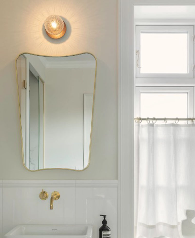 Applique Liila 1 base en métal nordique en verre soufflé Optic Clear au design contemporain par Sofie Refer x Nuura Applique Liila 1 base en métal nordique en verre soufflé Optic Clear au design contemporain par Sofie Refer x Nuura