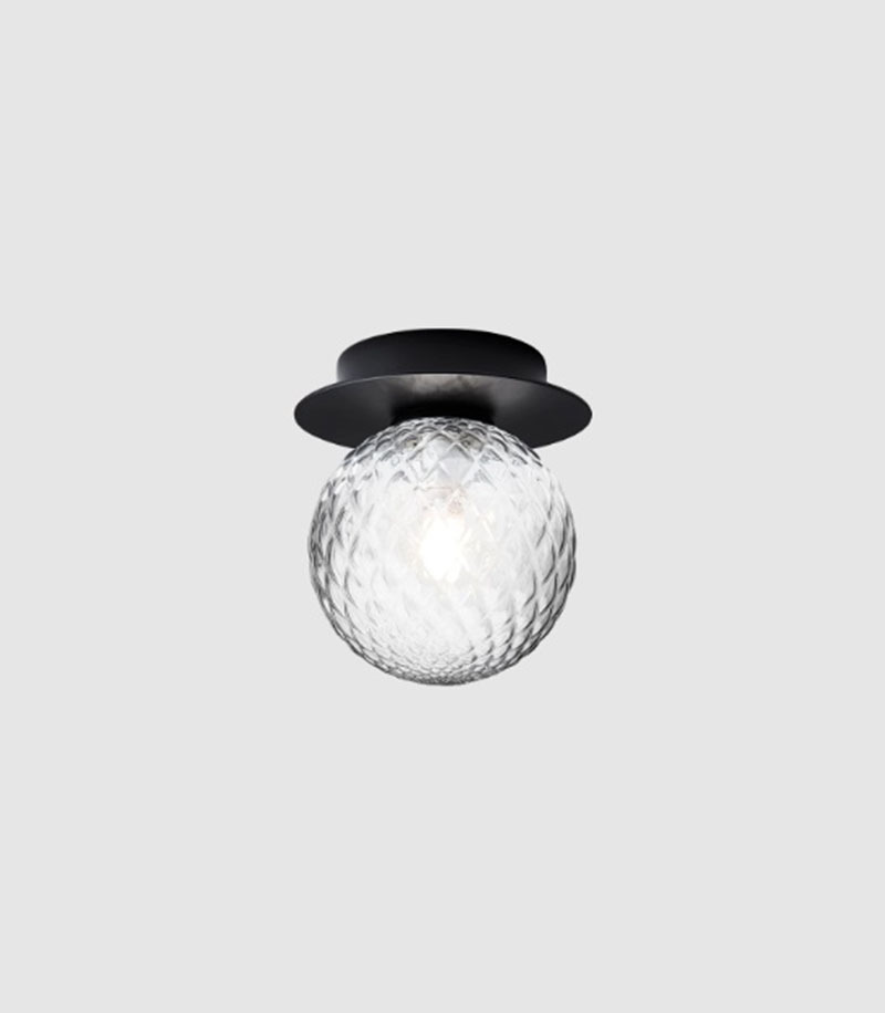 Applique Liila 1 base en métal nordique en verre soufflé Optic Clear au design contemporain par Sofie Refer x Nuura Applique Liila 1 base en métal nordique en verre soufflé Optic Clear au design contemporain par Sofie Refer x Nuura