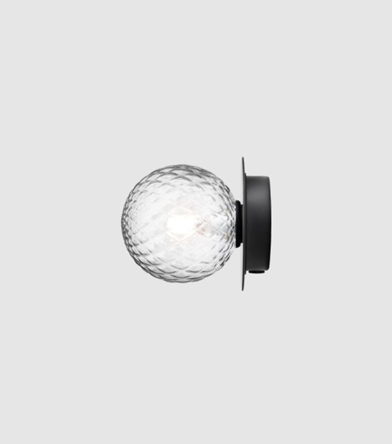 Applique Liila 1 base en métal nordique en verre soufflé Optic Clear au design contemporain par Sofie Refer x Nuura Applique Liila 1 base en métal nordique en verre soufflé Optic Clear au design contemporain par Sofie Refer x Nuura
