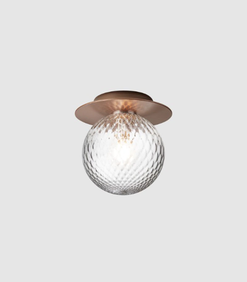 Applique Liila 1 base en métal nordique en verre soufflé Optic Clear au design contemporain par Sofie Refer x Nuura Applique Liila 1 base en métal nordique en verre soufflé Optic Clear au design contemporain par Sofie Refer x Nuura