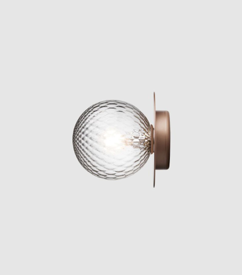 Applique Liila 1 base en métal nordique en verre soufflé Optic Clear au design contemporain par Sofie Refer x Nuura Applique Liila 1 base en métal nordique en verre soufflé Optic Clear au design contemporain par Sofie Refer x Nuura