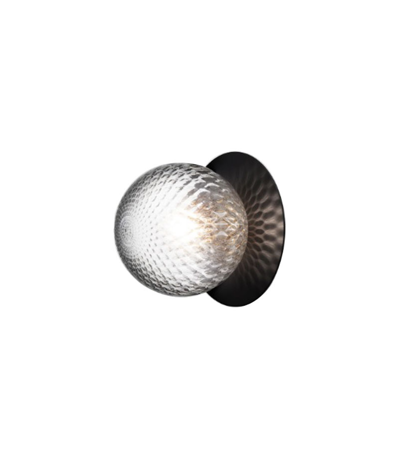 Applique Liila 1 base en métal nordique en verre soufflé Optic Clear au design contemporain par Sofie Refer x Nuura Applique Liila 1 base en métal nordique en verre soufflé Optic Clear au design contemporain par Sofie Refer x Nuura