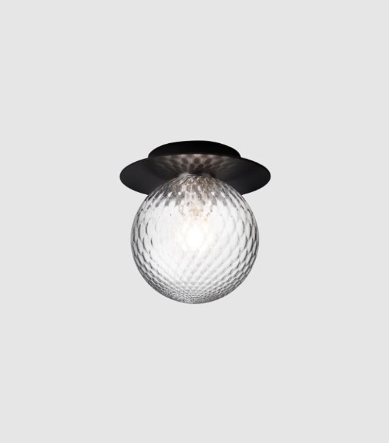 Applique Liila 1 base en métal nordique en verre soufflé Optic Clear au design contemporain par Sofie Refer x Nuura Applique Liila 1 base en métal nordique en verre soufflé Optic Clear au design contemporain par Sofie Refer x Nuura