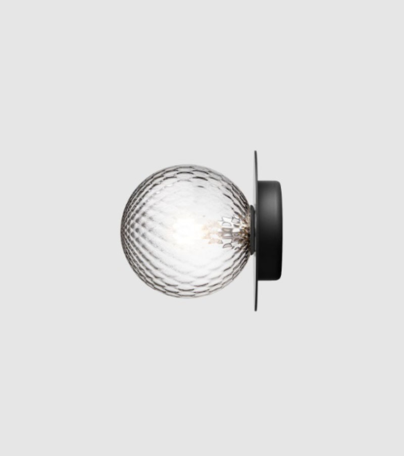 Applique Liila 1 base en métal nordique en verre soufflé Optic Clear au design contemporain par Sofie Refer x Nuura Applique Liila 1 base en métal nordique en verre soufflé Optic Clear au design contemporain par Sofie Refer x Nuura