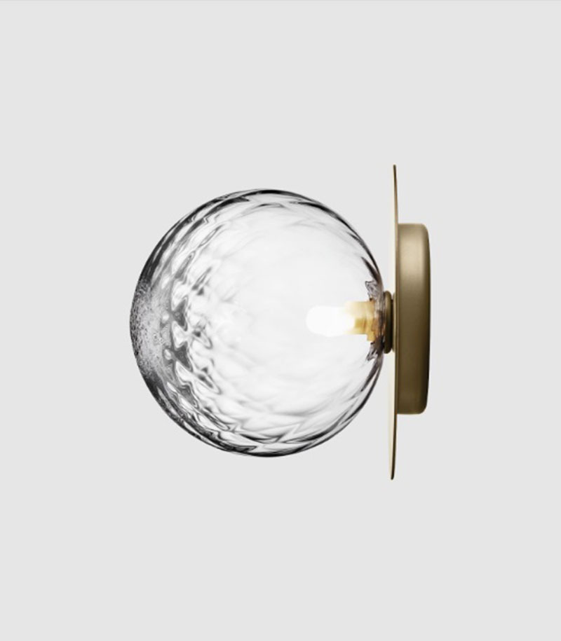 Applique Liila 1 base en métal nordique en verre soufflé Optic Clear au design contemporain par Sofie Refer x Nuura Applique Liila 1 base en métal nordique en verre soufflé Optic Clear au design contemporain par Sofie Refer x Nuura