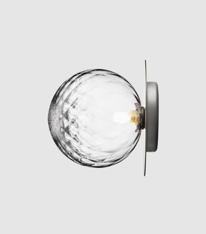 Applique Liila 1 base en métal nordique en verre soufflé Optic Clear au design contemporain par Sofie Refer x Nuura Applique Liila 1 base en métal nordique en verre soufflé Optic Clear au design contemporain par Sofie Refer x Nuura