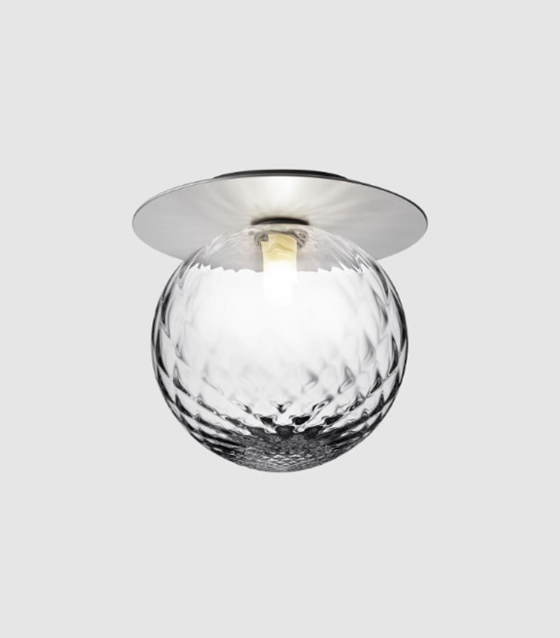 Applique Liila 1 base en métal nordique en verre soufflé Optic Clear au design contemporain par Sofie Refer x Nuura Applique Liila 1 base en métal nordique en verre soufflé Optic Clear au design contemporain par Sofie Refer x Nuura