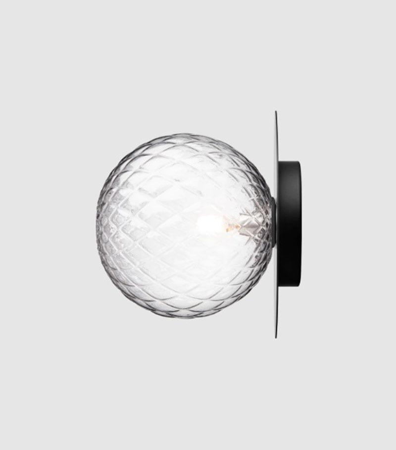 Applique Liila 1 base en métal nordique en verre soufflé Optic Clear au design contemporain par Sofie Refer x Nuura Applique Liila 1 base en métal nordique en verre soufflé Optic Clear au design contemporain par Sofie Refer x Nuura
