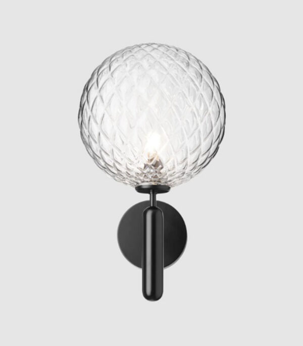 Applique extérieure Miira base en métal avec abat-jour en verre Optic Clear au design contemporain par Sofie Refer x Nuura