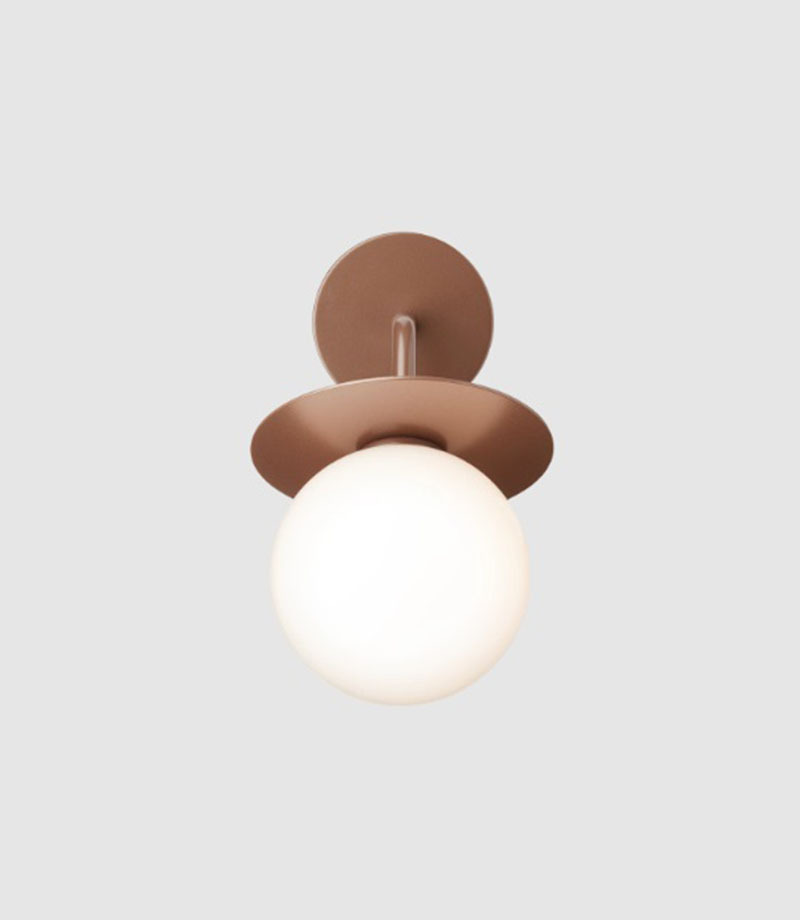 Applique extérieure Liila base en métal avec abat-jour en verre Opal blanc au design contemporain par Sofie Refer x Nuura Applique extérieure Liila base en métal avec abat-jour en verre Opal blanc au design contemporain par Sofie Refer x Nuura