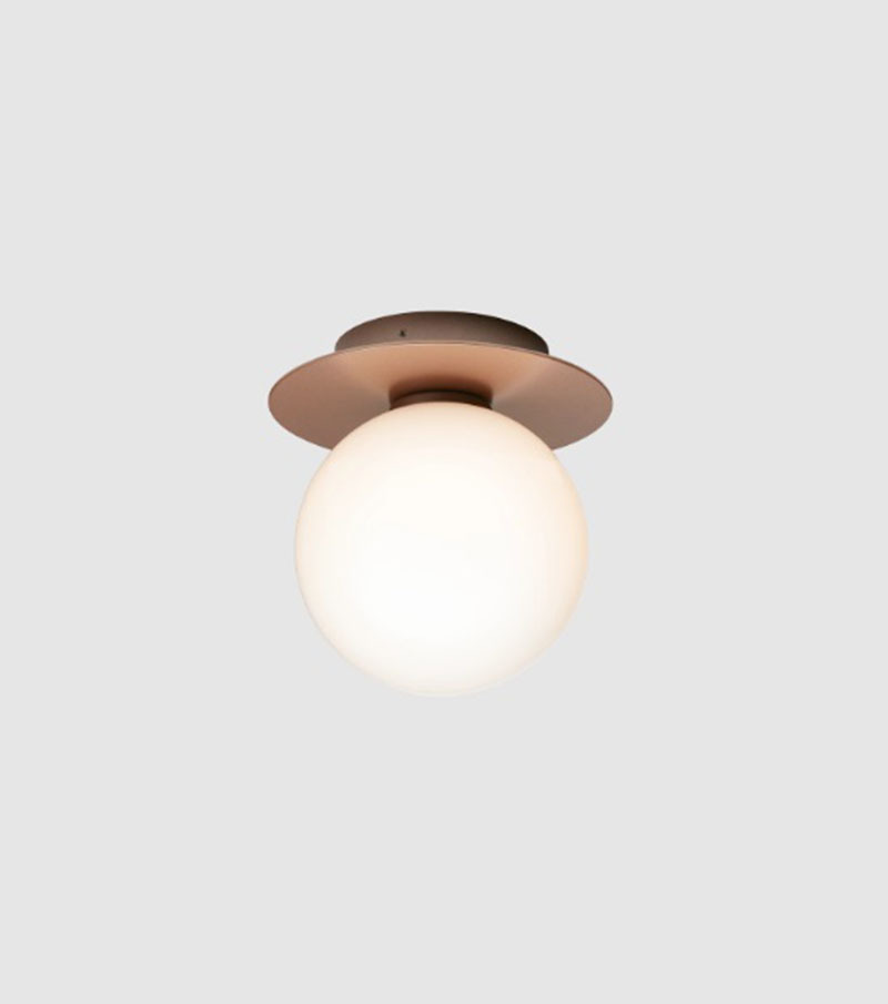 Applique extérieure Liila 1 base en métal avec abat-jour en verre Opal blanc au design contemporain par Sofie Refer x Nuura Applique extérieure Liila 1 base en métal avec abat-jour en verre Opal blanc au design contemporain par Sofie Refer x Nuura