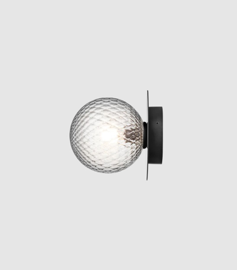 Applique extérieure Liila 1 base en métal avec abat-jour en verre Optic Clear au design contemporain par Sofie Refer x Nuura Applique extérieure Liila 1 base en métal avec abat-jour en verre Optic Clear au design contemporain par Sofie Refer x Nuura