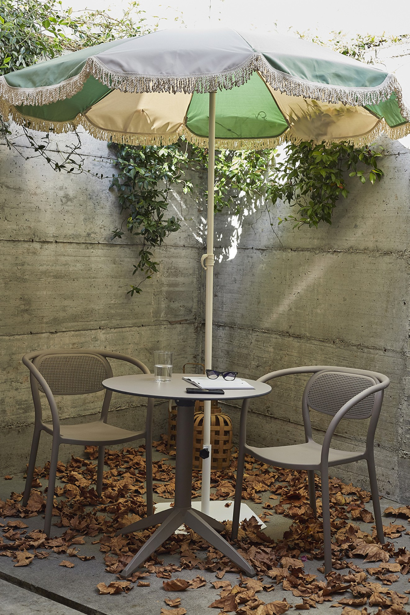 Fauteuil Noon en polypropylène au design contemporain par Héctor Serrano x Ezpeleta Fauteuil Noon en polypropylène au design contemporain par Héctor Serrano x Ezpeleta