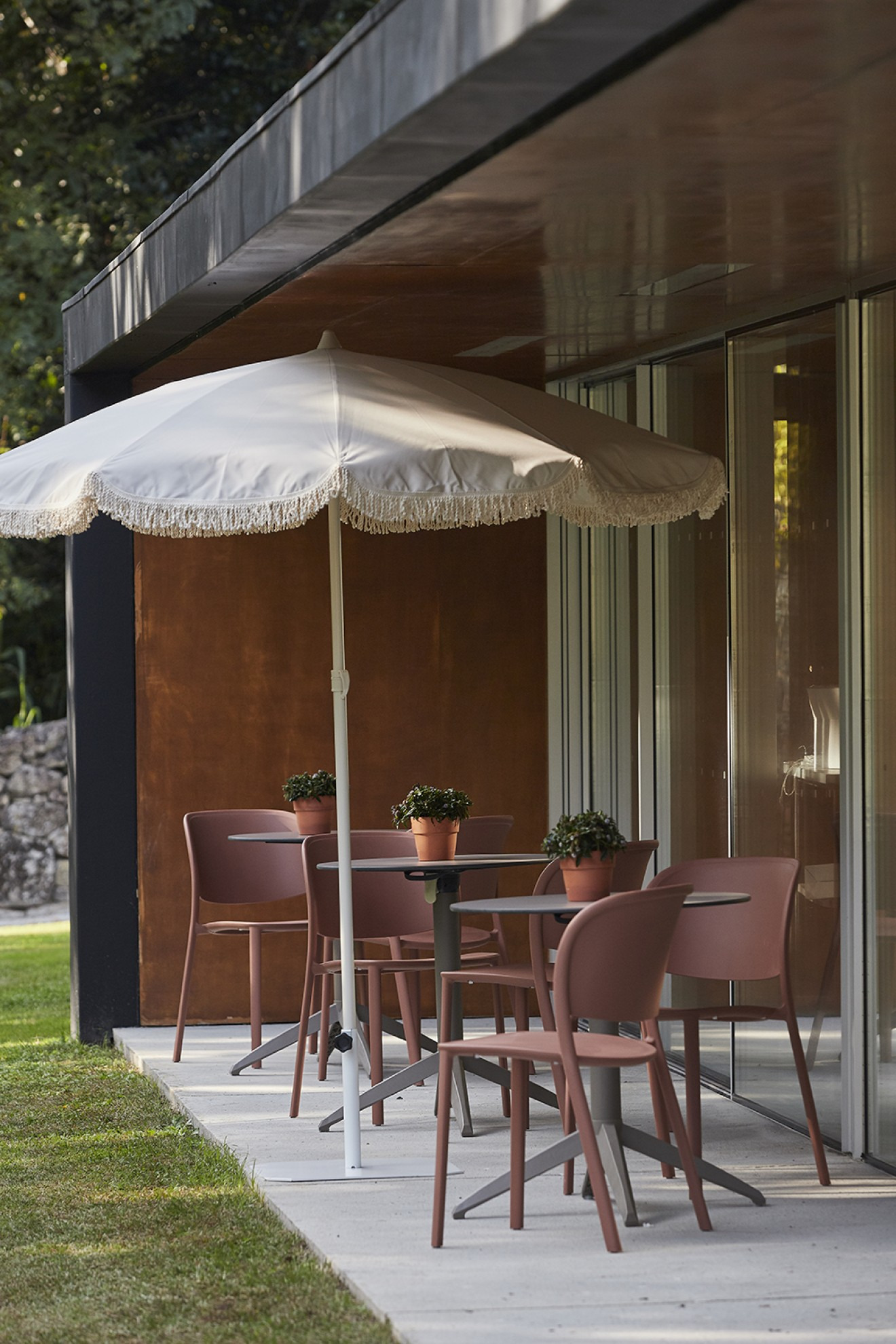 Parasol Toscana en aluminium au design contemporain par Ezpeleta Parasol Toscana en aluminium au design contemporain par Ezpeleta