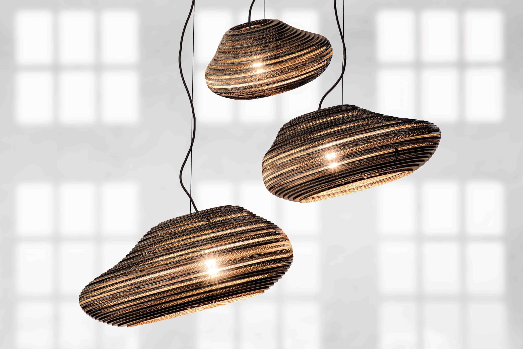 Suspension en carton Oval au design naturel par Think Paper Suspension en carton Oval au design naturel par Think Paper