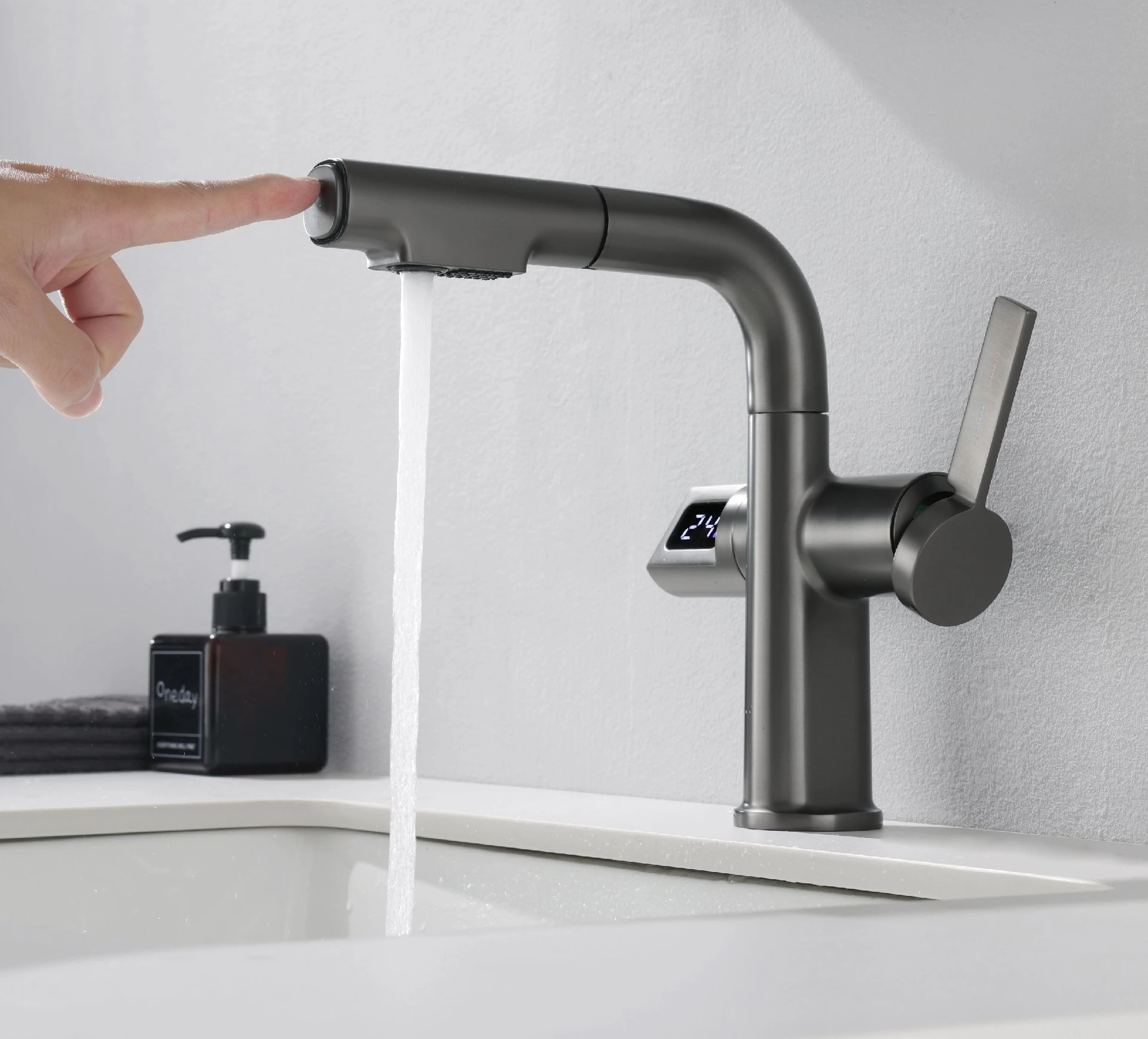 Robinetterie de salle de bain Hugo thermostatique à affichage LED avec pulvérisateur extractible par Pavao Studio