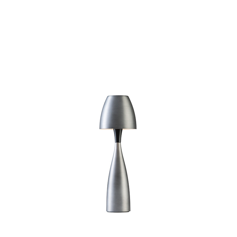 Lampe à poser Anemon en métal au design contemporain par Belid Lampe à poser Anemon en métal Oxyde au design contemporain par Belid