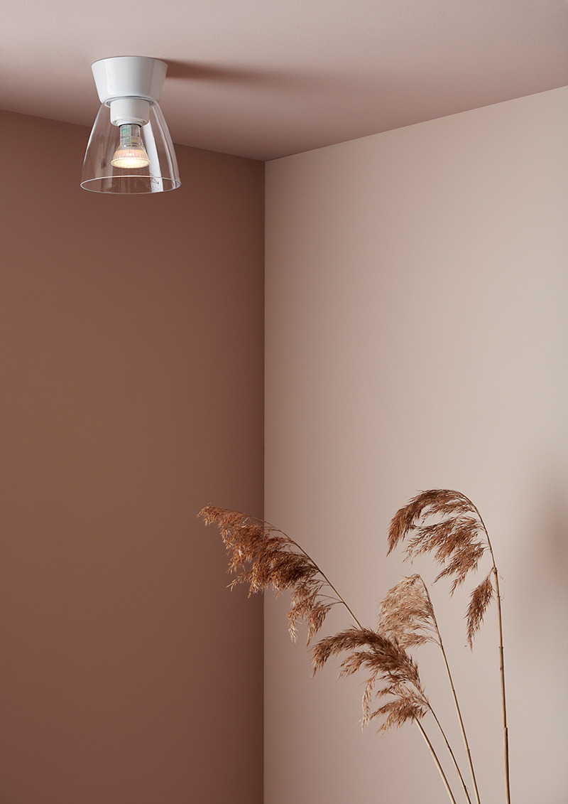 Plafonnier Bizzo avec base en aluminium et abat-jour en verre au design contemporain par Belid Plafonnier Bizzo avec base en aluminium et abat-jour en verre au design contemporain par Belid