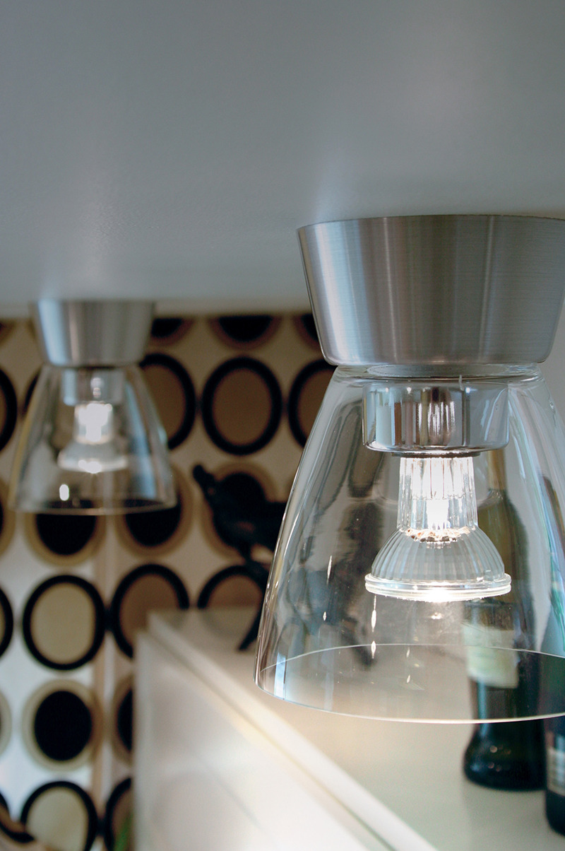 Plafonnier Bizzo avec base en aluminium et abat-jour en verre au design contemporain par Belid Plafonnier Bizzo avec base en aluminium et abat-jour en verre au design contemporain par Belid
