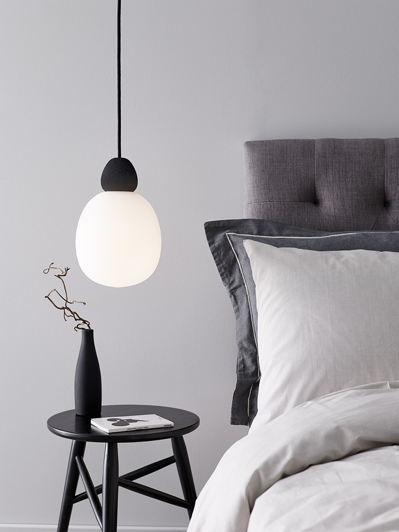 Suspension Buddy en métal avec abat-jour en verre opale au design contemporain par Joakim Fihn x Belid Lifestyle Suspension Buddy noir en métal au design contemporain par Belid