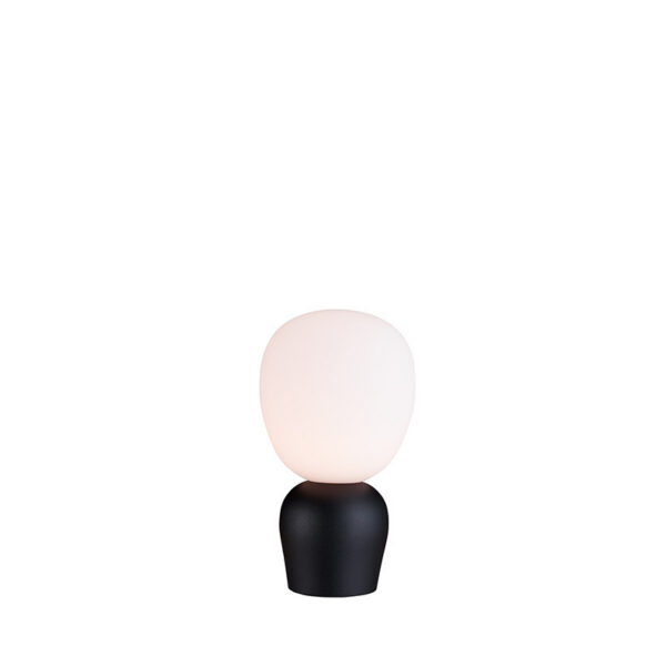 Lampe à poser Buddy en métal noir avec abat-jour en verre opale au design contemporain par Joakim Fihn x Belid