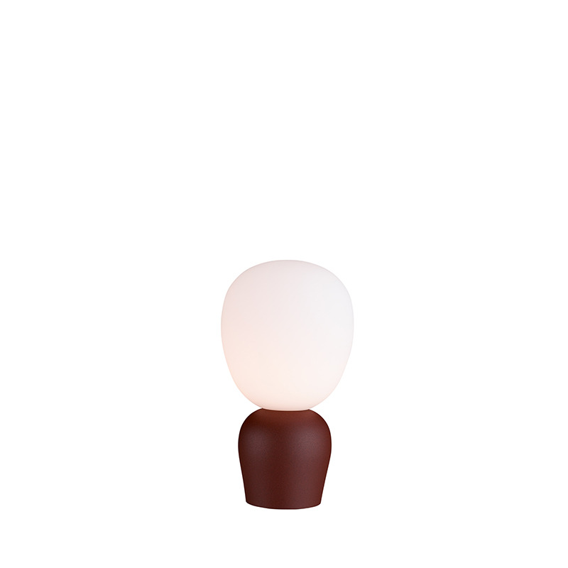 Lampe à poser Buddy en métal rouille foncé avec abat-jour en verre opale au design contemporain par Joakim Fihn x Belid