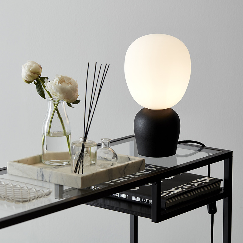 Lampe à poser Buddy en métal avec abat-jour en verre opale au design contemporain par Joakim Fihn x Belid