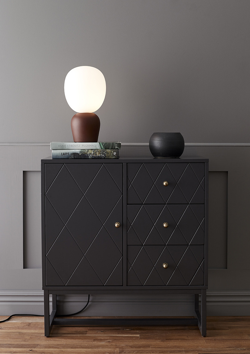 Lampe à poser Buddy en métal avec abat-jour en verre opale au design contemporain par Joakim Fihn x Belid