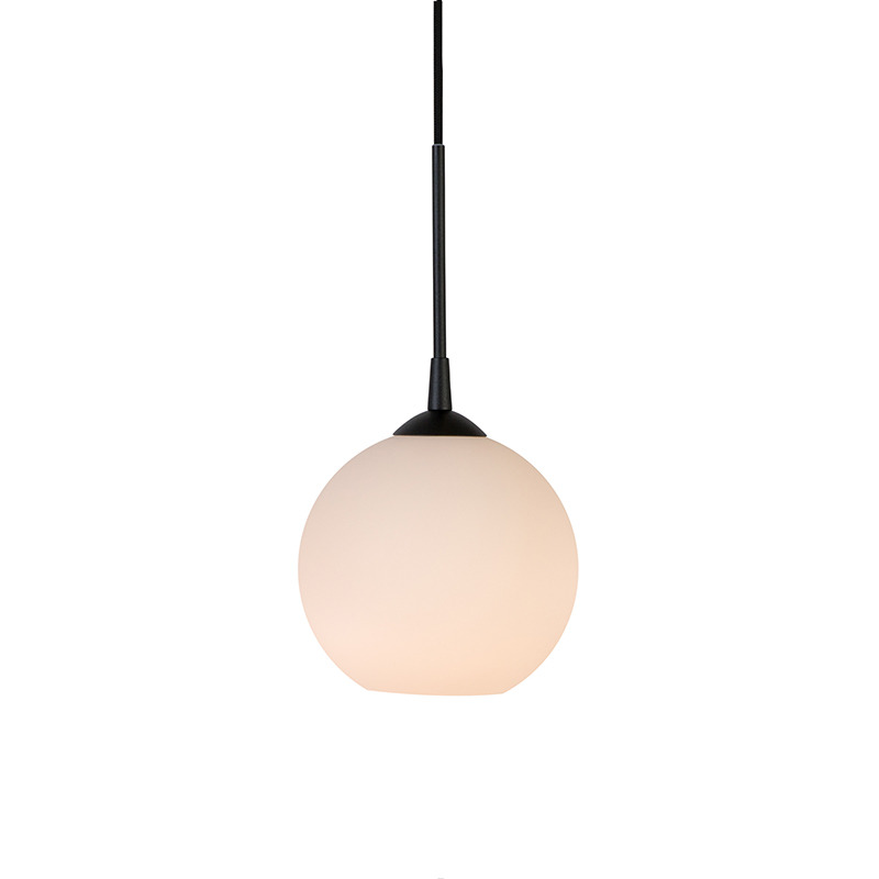 Suspension Capo avec base en métal e abat-jour en verre opale au design contemporain par Belid