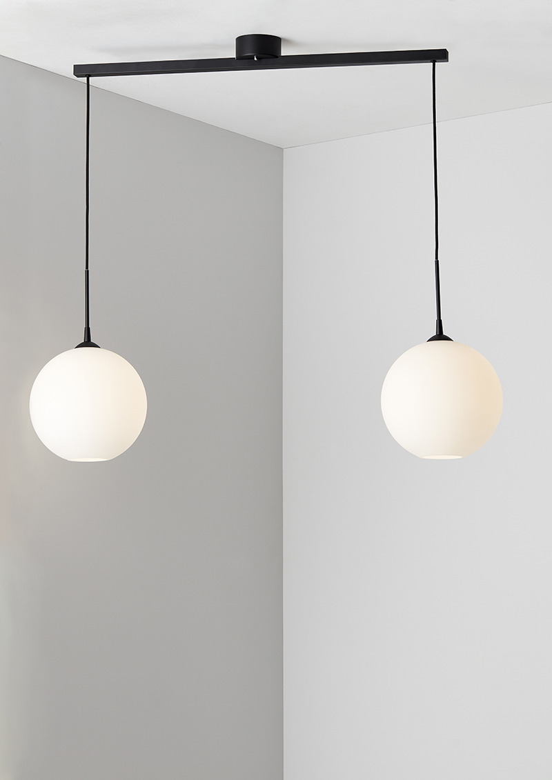 Suspension Capo avec base en métal e abat-jour en verre opale au design contemporain par Belid Suspension Capo avec base en métal e abat-jour en verre opale au design contemporain par Belid