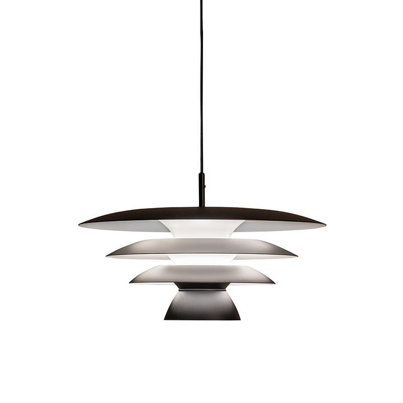 Suspension DaVinci en métal avec abat-jour à fentes superposées, au design contemporain par Belid Suspension DaVinci en métal avec abat-jour à fentes superposées, au design contemporain par Belid