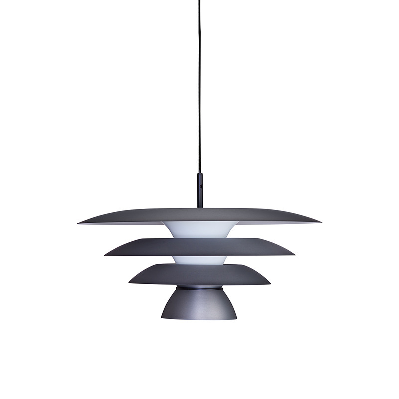 Suspension DaVinci en métal avec abat-jour à fentes superposées, au design contemporain par Belid Suspension DaVinci en métal avec abat-jour à fentes superposées, au design contemporain par Belid